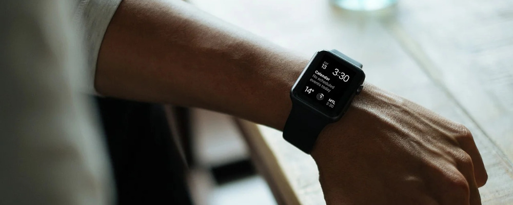 Czym różni się smartwatch od smartbanda