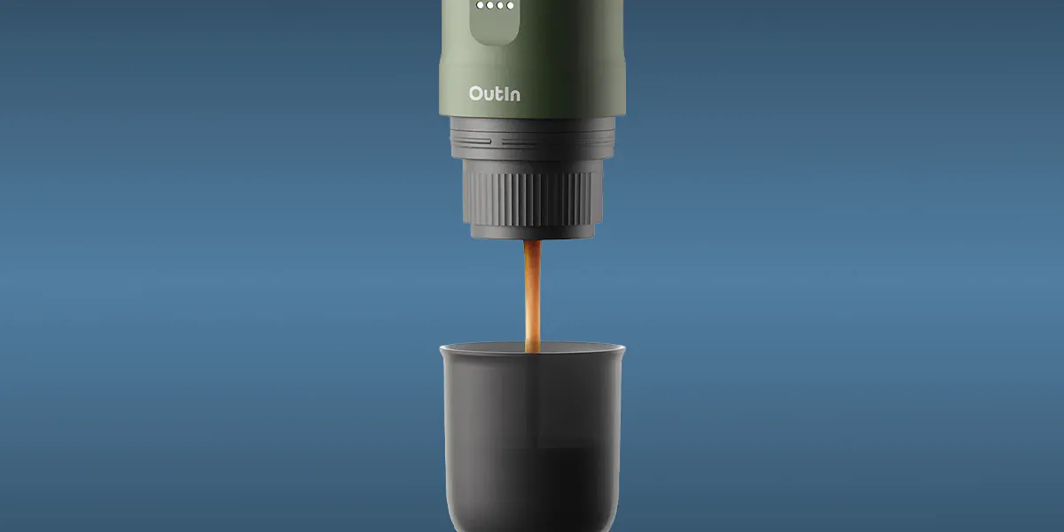 Zielony przenośny ekspres do kawy w zestawie