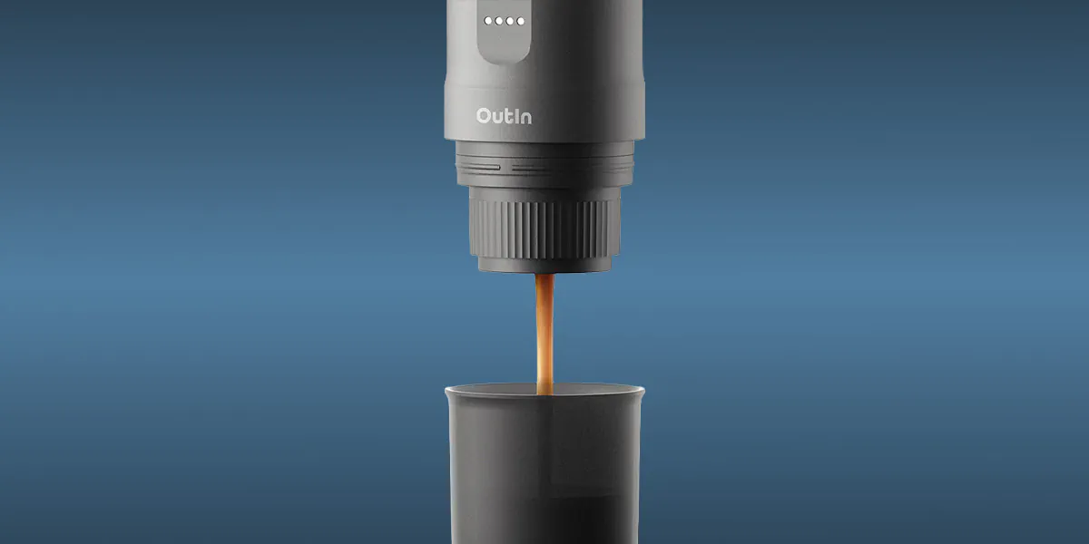 Szary przenośny ekspres do kawy w utwardzonym etui