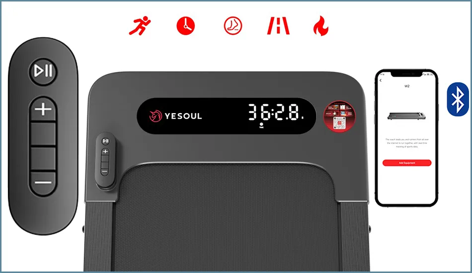 Po lewej stronie pilot do bieżni pośrodku bieżnia, widoczny wyświetlacz i piktogramy programów po prawej smartfon z ikoną bluetooth 